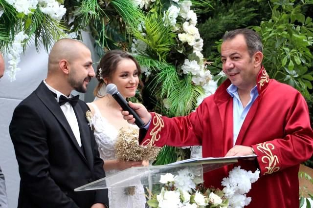 ÖZCAN NİKAHLARINI KIYDIĞI ÇİFTTEN 6 ÇOCUK İSTEDİ