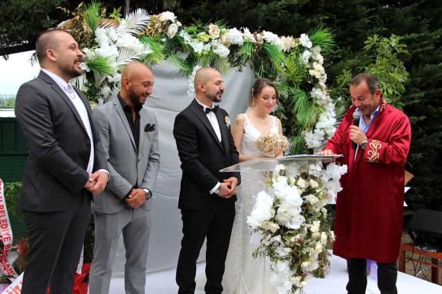 ÖZCAN NİKAHLARINI KIYDIĞI ÇİFTTEN 6 ÇOCUK İSTEDİ