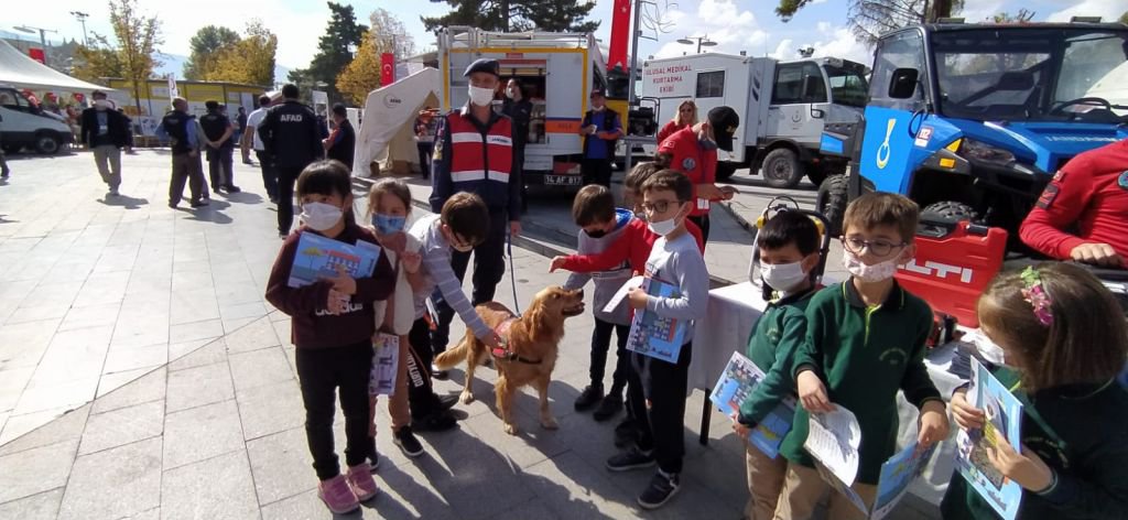 ÖZEL EĞİTİMLİ KÖPEKLER İLGİ ODAĞI OLDU