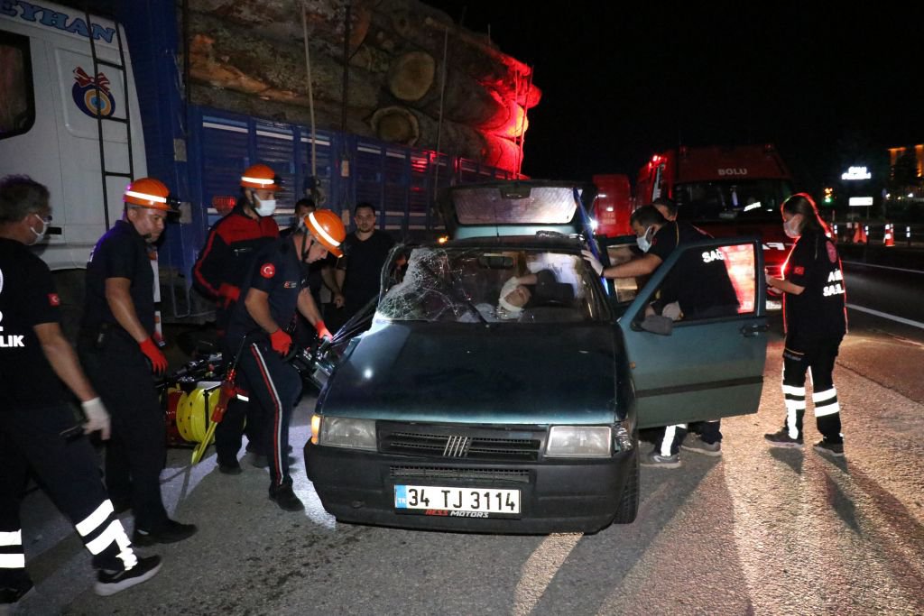 PARAMPARÇA OLAN ARACIN İÇİNDE SIKIŞTI