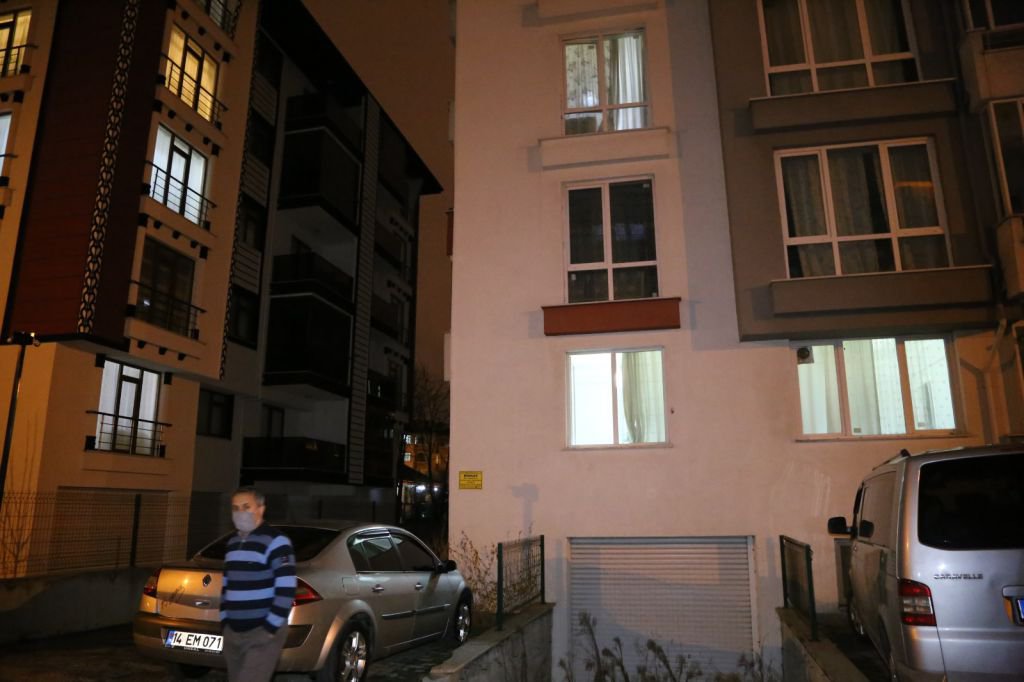 PENCEREDEN OTOMOBİLİN ÜZERİNE DÜŞTÜ