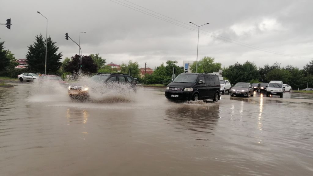 SAĞANAK YAĞIŞ HAYATI FELÇ ETTİ