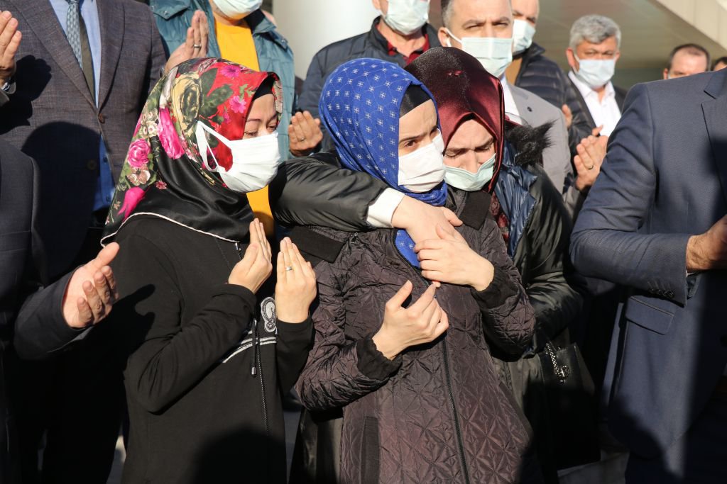 SAĞLIK ÇALIŞANI VİRÜSE YENİLDİ