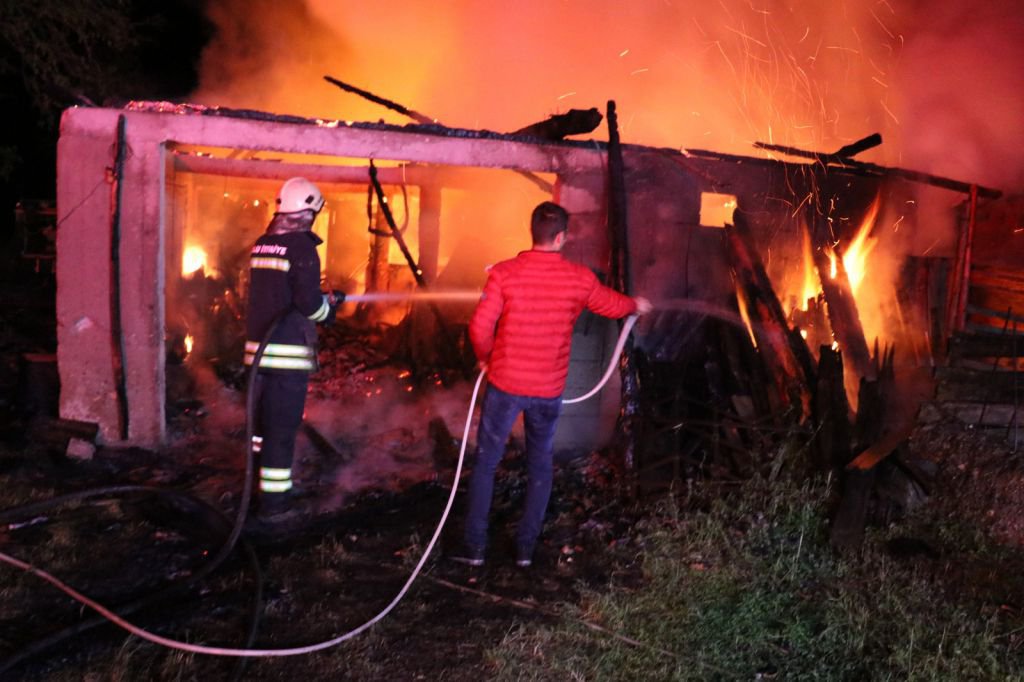 SAZAKŞEYHLER KÖYÜ'NDE KORKUTAN YANGIN