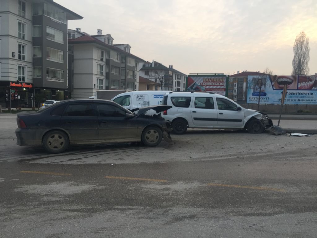 ŞEHRİN MERKEZİNDE ZİNCİRLEME KAZA