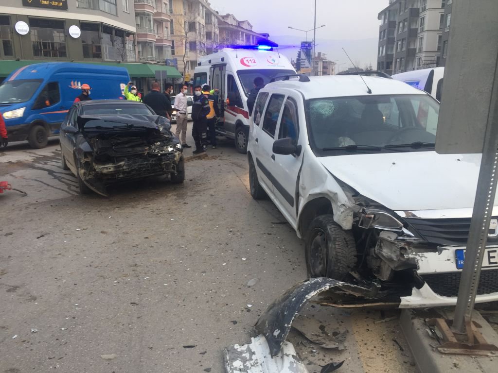 ŞEHRİN MERKEZİNDE ZİNCİRLEME KAZA