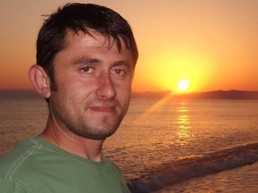 SOKAK KÖPEĞİ MEZARININ BAŞINDAN AYRILMADI