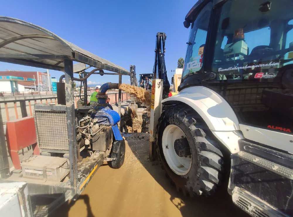 SU HATTI PATLADI, SULAR YOLA DÖKÜLDÜ