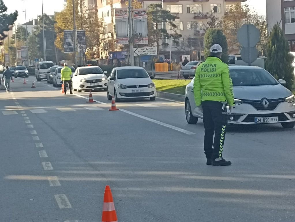 SÜRÜCÜLERİ UYARIP HEDİYELER VERDİLER