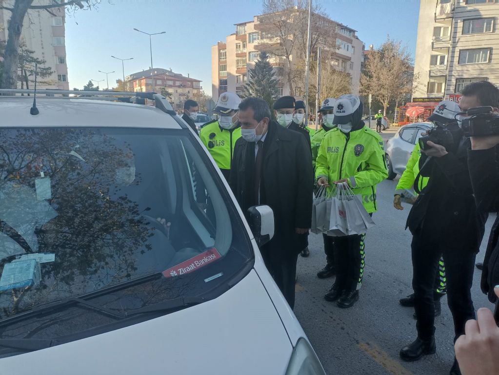 SÜRÜCÜLERİ UYARIP HEDİYELER VERDİLER