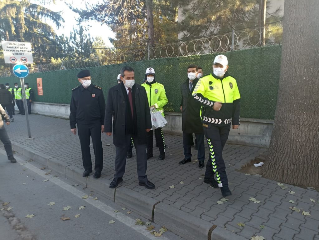 SÜRÜCÜLERİ UYARIP HEDİYELER VERDİLER