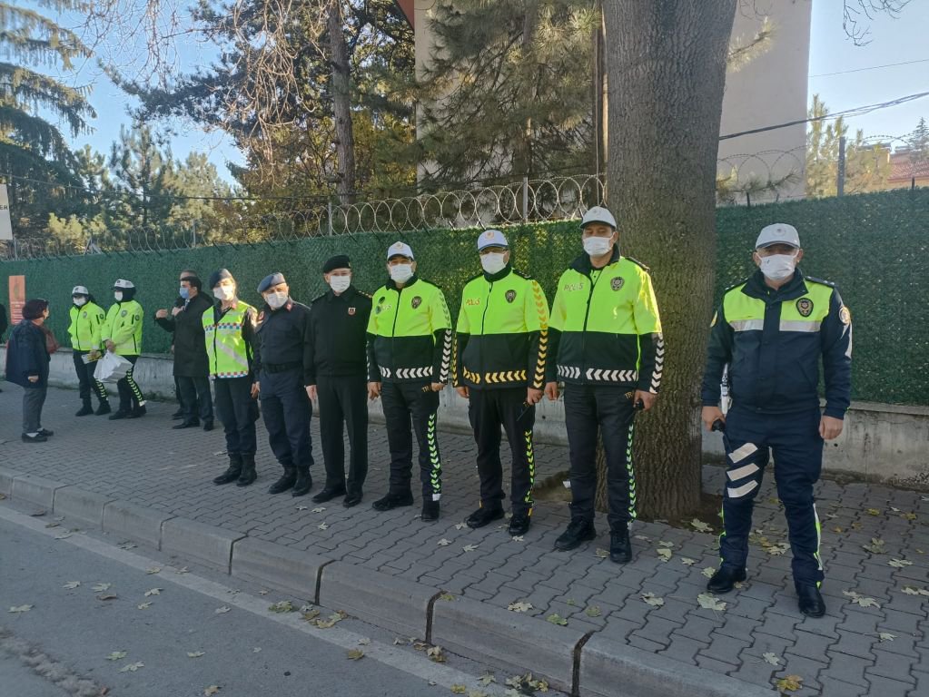 SÜRÜCÜLERİ UYARIP HEDİYELER VERDİLER