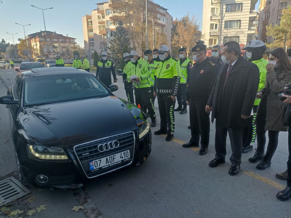 SÜRÜCÜLERİ UYARIP HEDİYELER VERDİLER