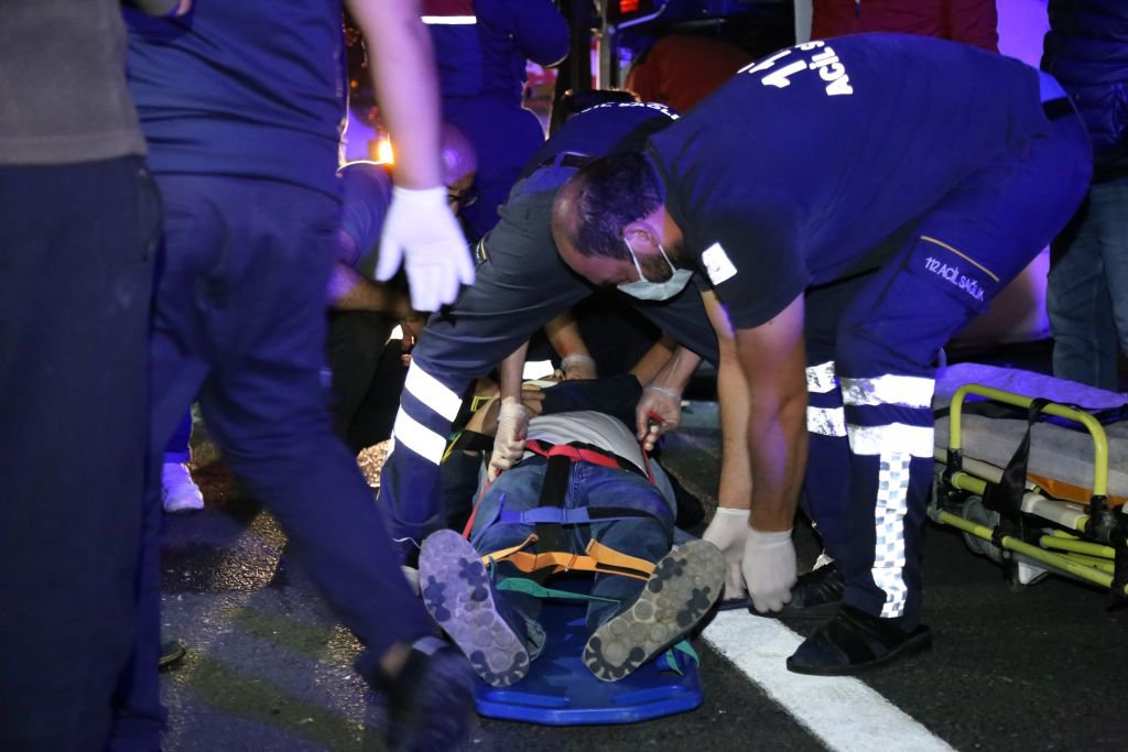 TAKLA ATAN ARAÇTA ÖLÜMDEN DÖNDÜ