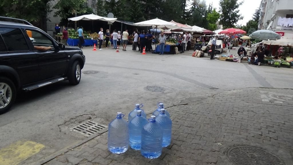 TANJU ÖZCAN'A SUYLA PROTESTO DENEMESİ