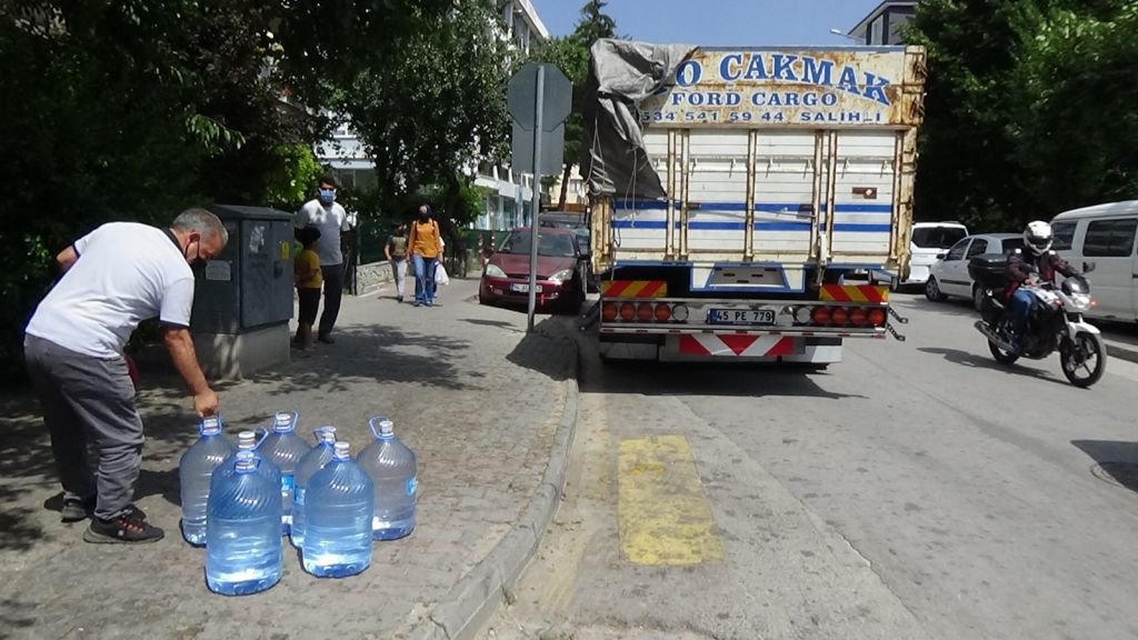 TANJU ÖZCAN'A SUYLA PROTESTO DENEMESİ