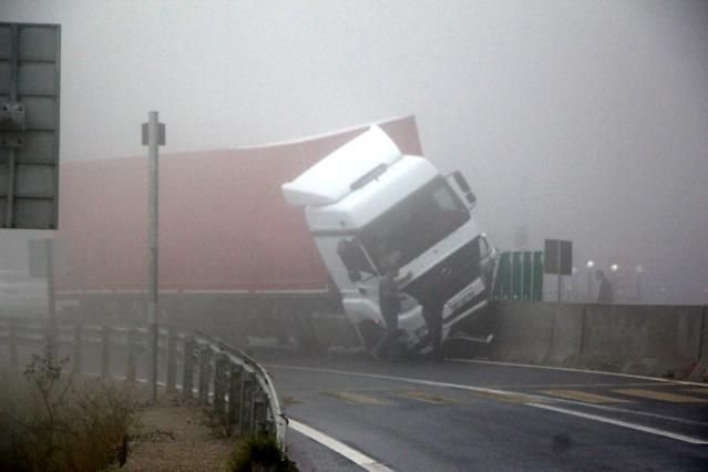 TIR BARİYERLERDE ASILI KALDI