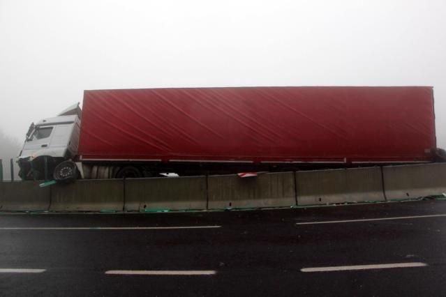 TIR BARİYERLERDE ASILI KALDI