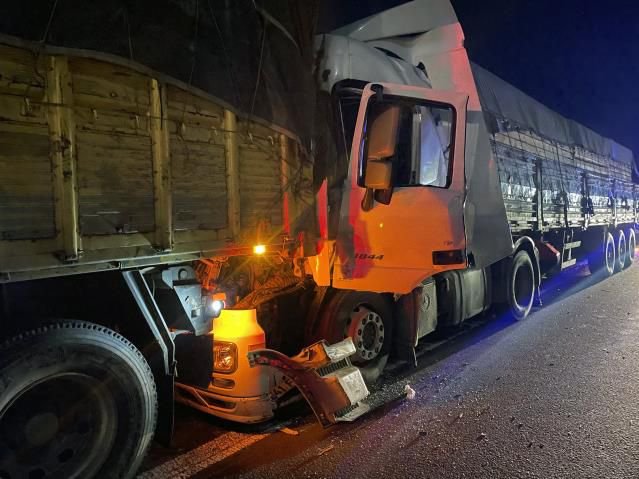 TIR KAMYONA ÇARPTI