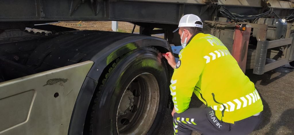 TRAFİK EKİPLERİNDEN KIŞ LASTİĞİ DENETİMİ