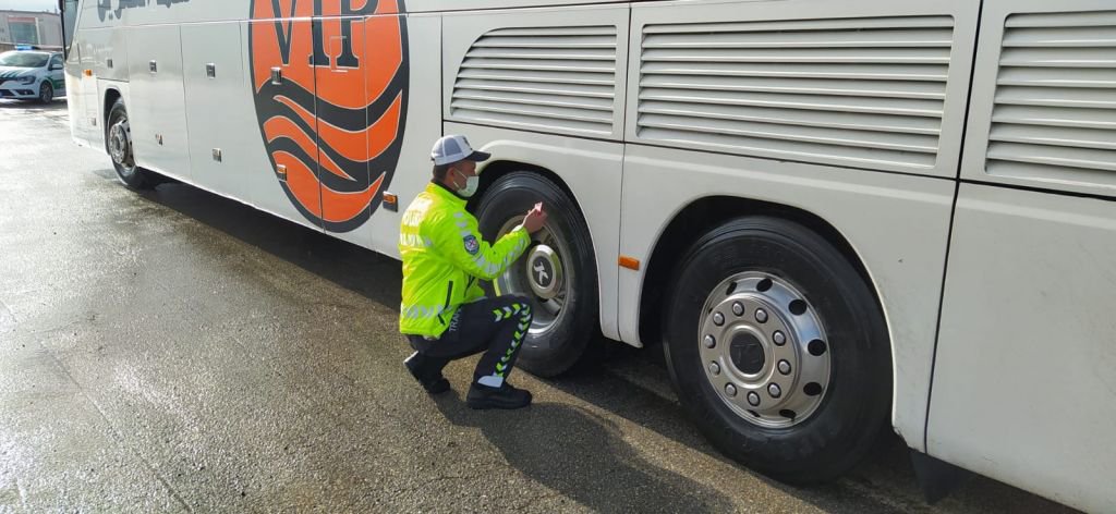 TRAFİK EKİPLERİNDEN KIŞ LASTİĞİ DENETİMİ