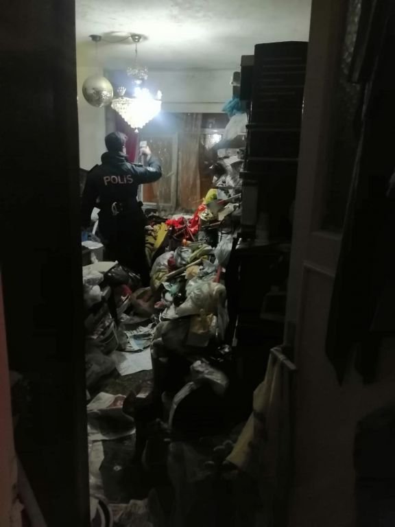 YAŞLI KADIN ÇÖPLERİN İÇİNDE ÖLÜ BULUNDU