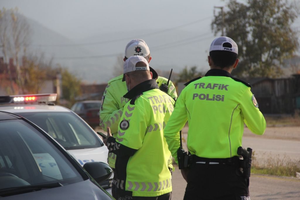 YOLDAN ÇIKIP DEREYE UÇTU