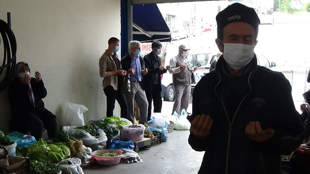 İLÇE PAZARI YÜZYILLARDIR DUALARLA AÇILIYOR