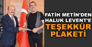 FATİH METİN’DEN HALUK LEVENT’E TEŞEKKÜR PLAKETİ