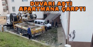 FRENİ BOŞALINCA DUVARI AŞIP APARTMANA ÇARPTI