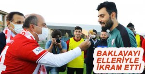 FUTBOLCULARA ELLERİYLE BAKLAVA İKRAM ETTİ