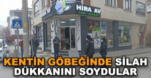 KENTİN GÖBEĞİNDE SİLAH DÜKKANINI SOYDULAR