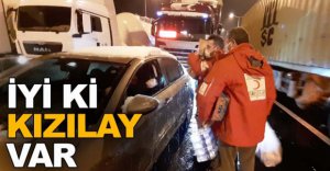 KIZILAY'DAN YOLDA KALANLARA SICAK İKRAM