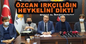 ÖZCAN IRKÇLIĞIN HEYKELİNİ DİKTİ