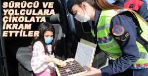 POLİS VE JANDARMA SÜRÜCÜLERLE YOLCULARA ÇİKOLATA İKRAM ETTİ