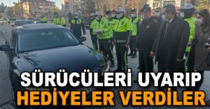 SÜRÜCÜLERİ UYARIP HEDİYELER VERDİLER