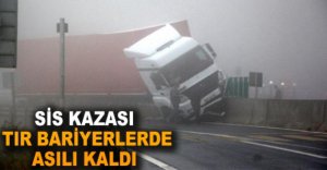TIR BARİYERLERDE ASILI KALDI