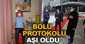 VALİ,EMNİYET MÜDÜRÜ VE JANDARMA KOMUTANI AŞI OLDU