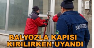 BALYOZLA KAPISI KIRILIRKEN UYKUSUNDAN UYANDI