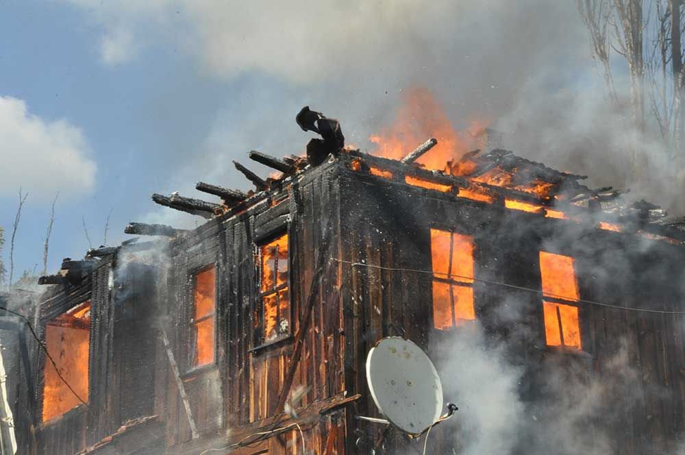 AHŞAP EV KULLANILAMAZ HALE GELDİ