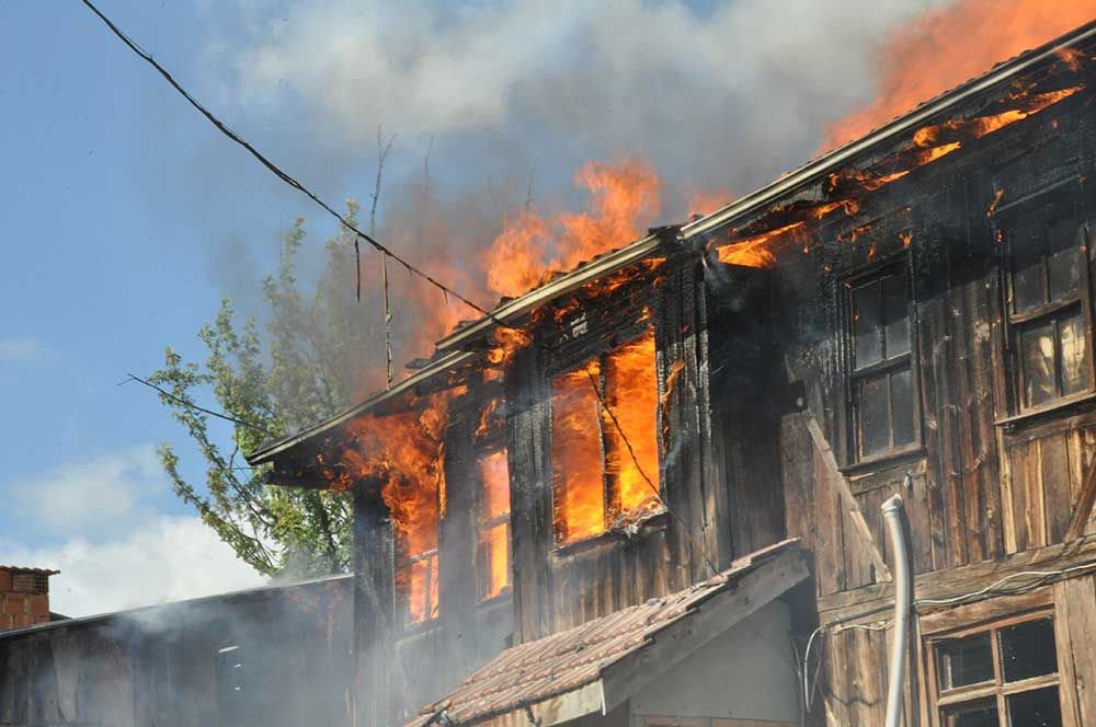 AHŞAP EV KULLANILAMAZ HALE GELDİ