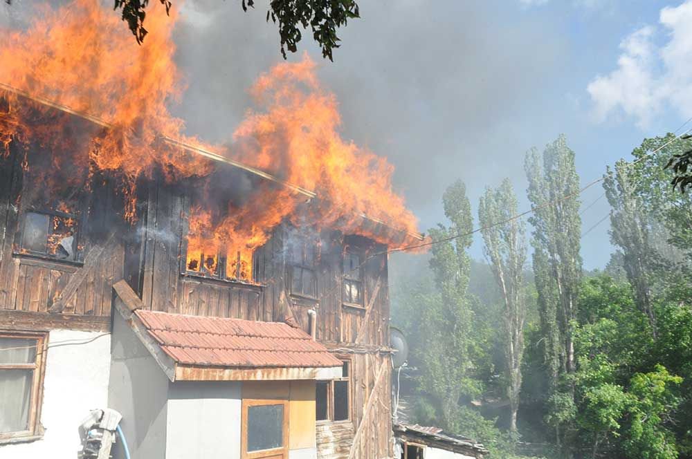 AHŞAP EV KULLANILAMAZ HALE GELDİ
