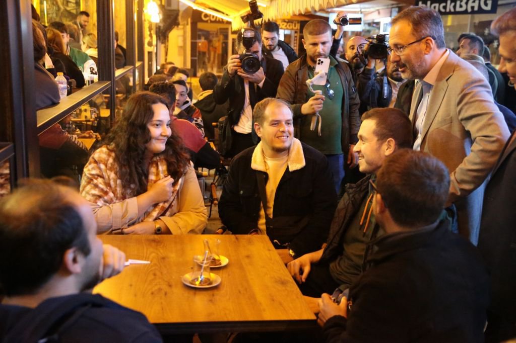 BAKAN KASAPOĞLU XL KAFE’DE GENÇLERLE BULUŞTU