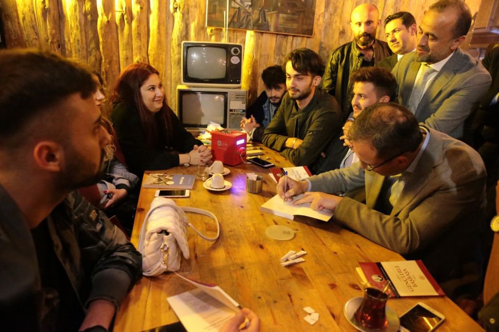 BAKAN KASAPOĞLU XL KAFE’DE GENÇLERLE BULUŞTU