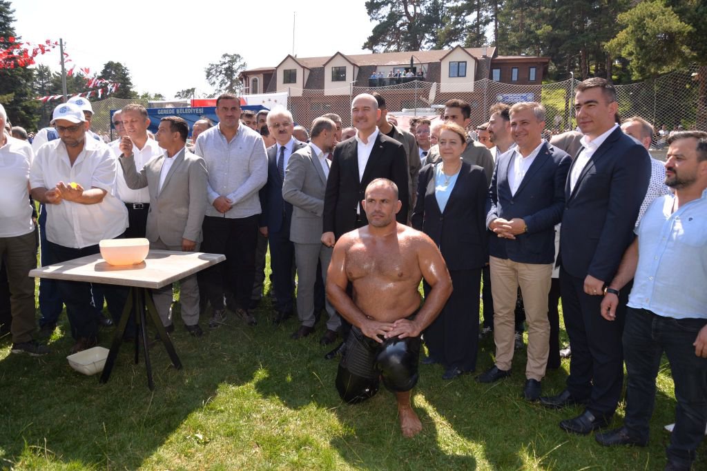 BAKAN SOYLU GEREDE’DE YAĞLI GÜREŞ MÜSABAKALARINI İZLEDİ