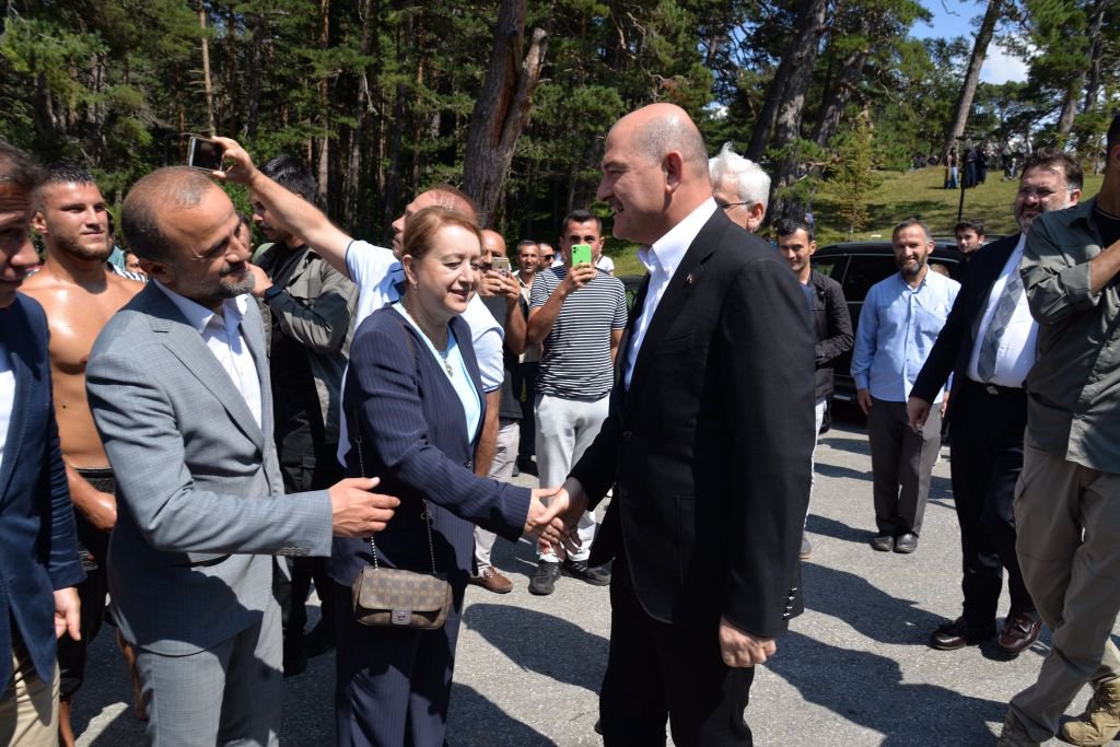 BAKAN SOYLU GEREDE’DE YAĞLI GÜREŞ MÜSABAKALARINI İZLEDİ