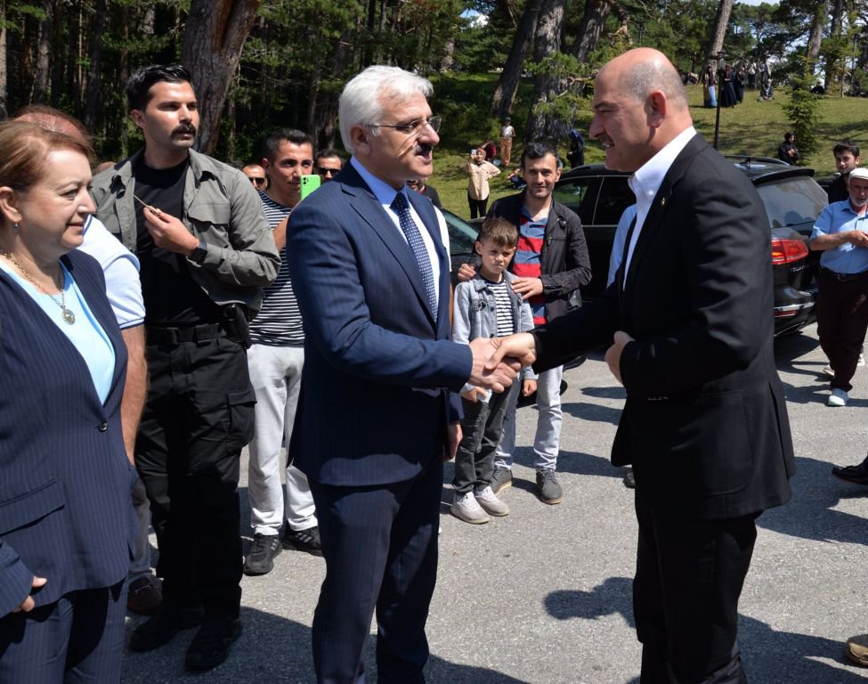 BAKAN SOYLU GEREDE’DE YAĞLI GÜREŞ MÜSABAKALARINI İZLEDİ