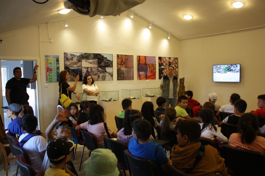 BİNLERCE YILLIK FOSİLLERİ MERAKLA İNCELEDİLER