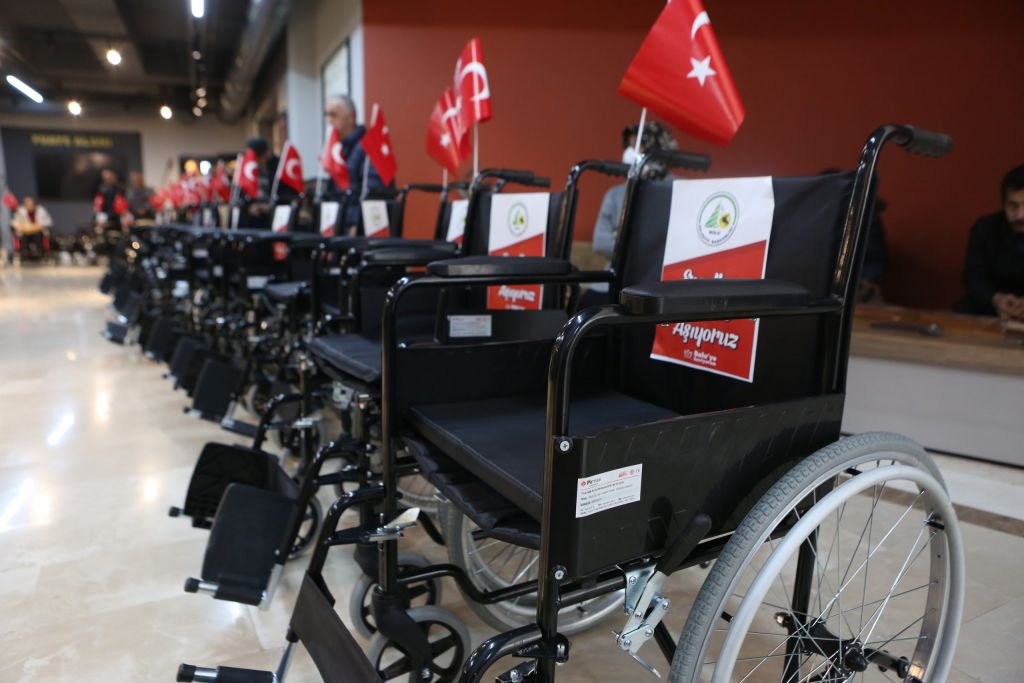 BOLU BELEDİYESİ'NDEN TEKERLEKLİ SANDALYE DESTEĞİ
