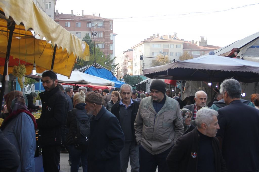 BOLU PAZARINDAKİ YOĞUNLUK ESNAFI SEVİNDİRDİ
